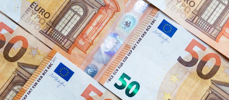 Plusieurs billets de cinquante euros étalés les uns sur les autres.