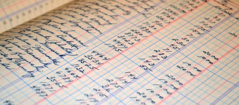 Un registre manuscrit couvert de colonnes de chiffres.